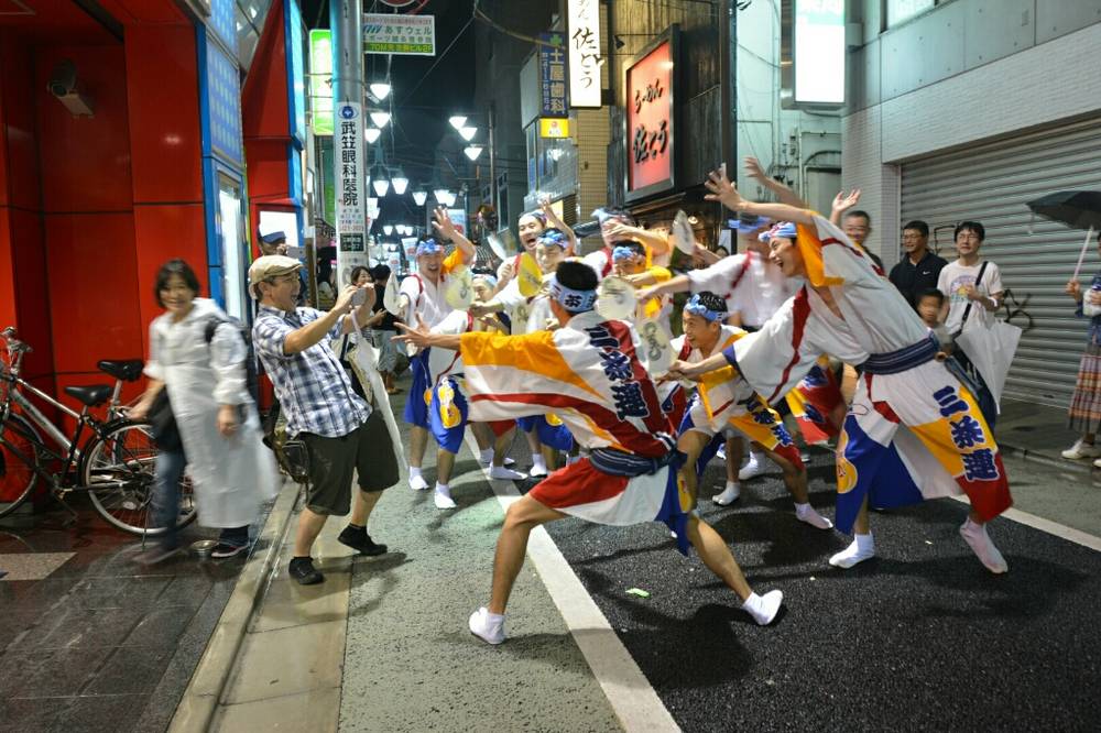 阿波踊りを踊る人々